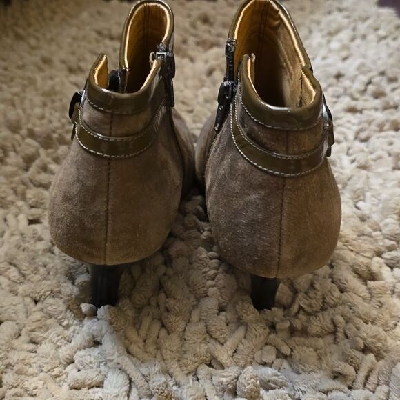 New Sofft Belvedere Brown Suede Women's size 8.5 Side Zip Bootie 3 1/2 inch heel - Picture 3 of 8